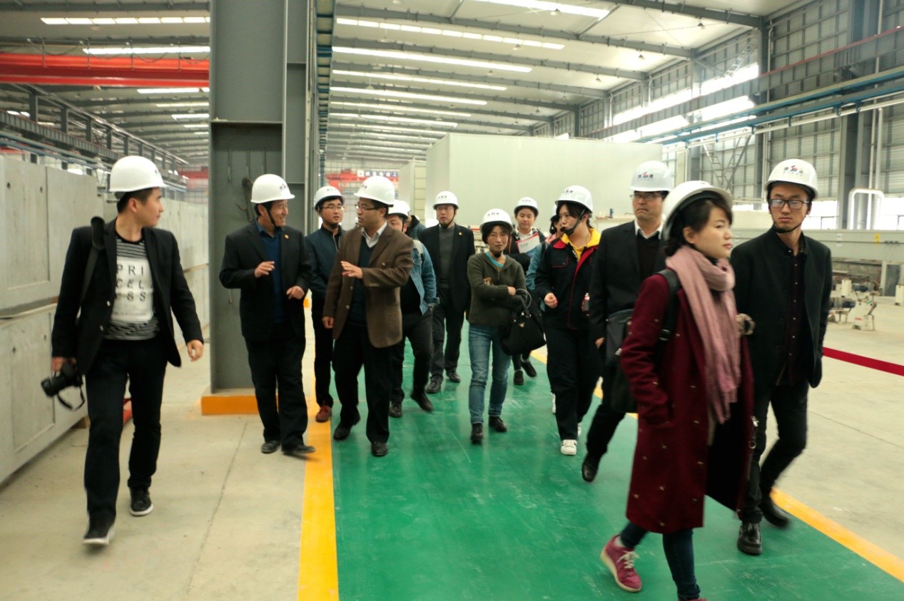 “追赶超越，国企在行动”采访团走进 陕建投资集团建筑产业基地